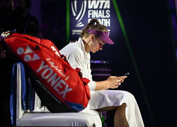 WTA, Tennis Damen Finals 2025 - Final Singles RIYADH, SAUDI ARABIA NOVEMBER 8, 2025: Elena Rybakina of Kazakhstan waits for the awards ceremony after defeating Aryna Sabalenka in the singles final of the 2025 WTA Finals, part of the Hologic WTA Tour, at King Saud University Indoor Arena in Riyadh, Saudi Arabia, on November 8, 2025. Riyadh Saudi Arabia  Copyright: xSTRx originalFilename:str-wtafinal251108_np2eT.jpg