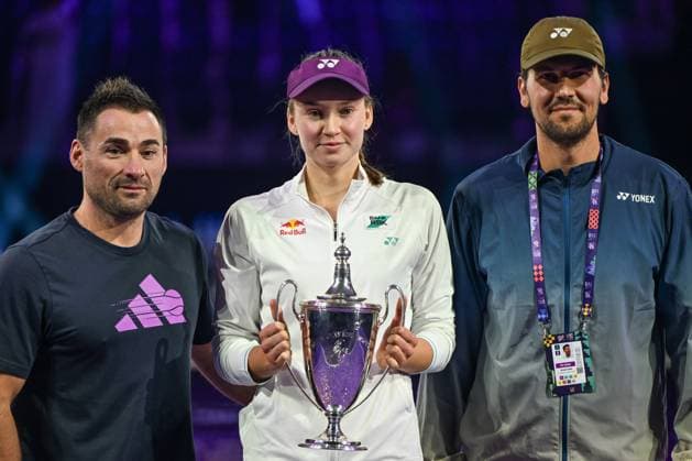 WTA, Tennis Damen Finals 2025 - Final Singles RIYADH, SAUDI ARABIA NOVEMBER 8, 2025: Elena Rybakina of Kazakhstan poses with physio Stefan Duell and coach Stefano Vukov after the trophy ceremony following the singles final on Day 8 of the 2025 WTA Finals, part of the Hologic WTA Tour, at King Saud University Indoor Arena in Riyadh, Saudi Arabia. Riyadh Saudi Arabia  Copyright: xSTRx originalFilename:str-wtafinal251108_np0fW.jpg