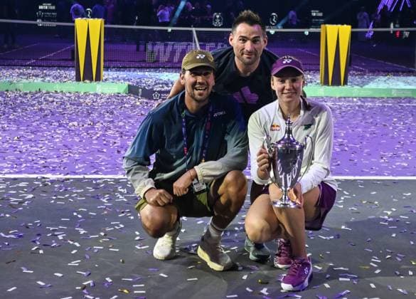 WTA, Tennis Damen Finals 2025 - Final Singles RIYADH, SAUDI ARABIA NOVEMBER 8, 2025: Elena Rybakina of Kazakhstan poses with physio Stefan Duell and coach Stefano Vukov after the trophy ceremony following the singles final on Day 8 of the 2025 WTA Finals, part of the Hologic WTA Tour, at King Saud University Indoor Arena in Riyadh, Saudi Arabia. Riyadh Saudi Arabia  Copyright: xSTRx originalFilename:str-wtafinal251108_np5YE.jpg