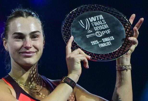 WTA, Tennis Damen Finals 2025 - Final Singles RIYADH, SAUDI ARABIA - NOVEMBER 08: Runner-up Aryna Sabalenka poses for a photo during the trophy ceremony for the Singles Final match on day eight of the WTA Finals Riyadh as part of the Hologic WTA Tour 2025 at King Saud University Indoor Arena on November 08, 2025 in Riyadh, Saudi Arabia. Riyadh Saudi Arabia  Copyright: xSTRx originalFilename:str-wtafinal251108_npgi6.jpg