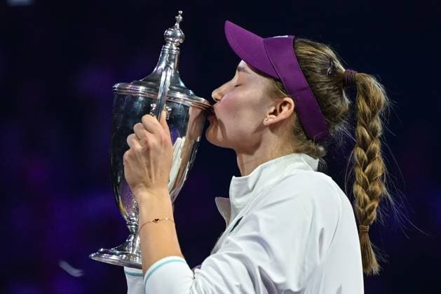 WTA, Tennis Damen Finals 2025 - Final Singles RIYADH, SAUDI ARABIA NOVEMBER 8, 2025: Elena Rybakina of Kazakhstan celebrates with the Billie Jean King Trophy after defeating Aryna Sabalenka in the singles final on Day 8 of the 2025 WTA Finals, part of the Hologic WTA Tour, at King Saud University Indoor Arena in Riyadh, Saudi Arabia. Riyadh Saudi Arabia  Copyright: xSTRx originalFilename:str-wtafinal251108_npzhn.jpg
