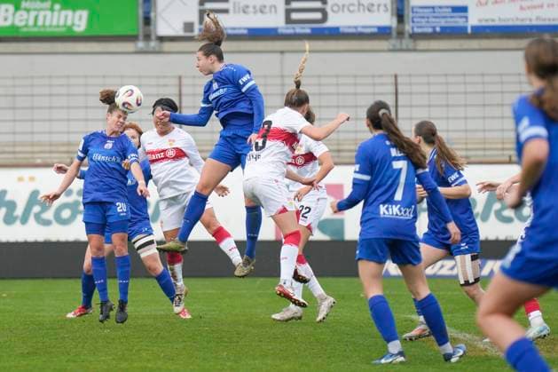 09 11 2025, Hänsch Arena, Meppen, GER, 2 Frauen Bundesliga SV Meppen vs VfB Stuttgart, Kopfball Chantal Schouwstra SV Meppen 20 DFL REGULATIONS PROHIBIT ANY USE OF PHOTOGRAPHS AS IMAGE SEQUENCES AND OR QUASI VIDEO Meppen Lower Saxony Germany Hänsch Arena