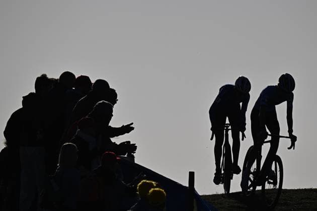 Italian Patrik Pezzo Rosola and Belgian Giel Lejeune pictured in action during the junior men race at the UEC Cyclocross European Championships, Sunday 09 November 2025, in Middelkerke. JASPERxJACOBS  x140390951x