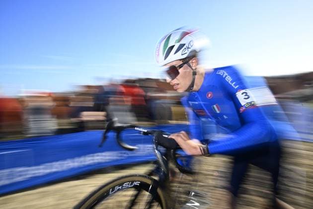 Italian Patrik Pezzo Rosola pictured in action during the junior men race at the UEC Cyclocross European Championships, Sunday 09 November 2025, in Middelkerke. JASPERxJACOBS  x140390972x