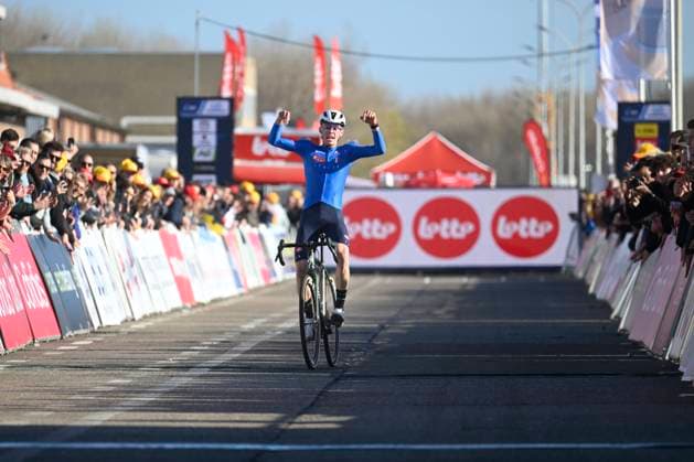 2025 UEC Cyclo-Cross EC - Men Juniors MIDDELKERKE, BELGIUM - NOVEMBER 09 : Grigolini Filippo (ITA) celebrating his victory during the 2025 UEC Cyclo-Cross European Championships for Men Juniors on November 09, 2025 in Middelkerke, Belgium, 09 11 2025 Middelkerke Belgium  Copyright: xNicoxVereeckenx