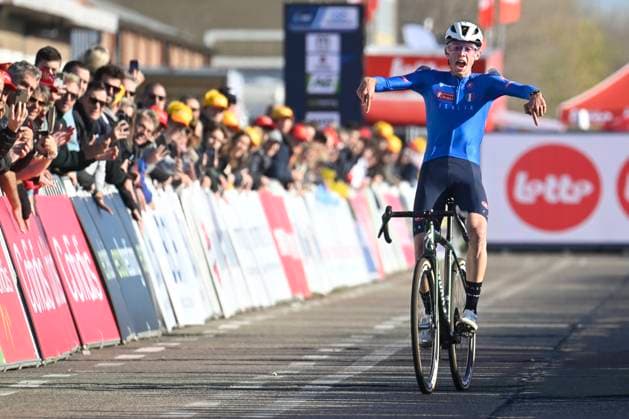 2025 UEC Cyclo-Cross EC - Men Juniors MIDDELKERKE, BELGIUM - NOVEMBER 09 : Grigolini Filippo (ITA) celebrating his victory during the 2025 UEC Cyclo-Cross European Championships for Men Juniors on November 09, 2025 in Middelkerke, Belgium, 09 11 2025 Middelkerke Belgium  Copyright: xNicoxVereeckenx