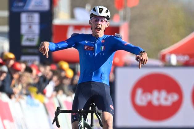 2025 UEC Cyclo-Cross EC - Men Juniors MIDDELKERKE, BELGIUM - NOVEMBER 09 : Grigolini Filippo (ITA) celebrating his victory during the 2025 UEC Cyclo-Cross European Championships for Men Juniors on November 09, 2025 in Middelkerke, Belgium, 09 11 2025 Middelkerke Belgium  Copyright: xNicoxVereeckenx