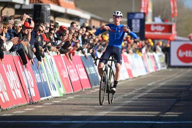 2025 UEC Cyclo-Cross EC - Men Juniors MIDDELKERKE, BELGIUM - NOVEMBER 09 : Grigolini Filippo (ITA) celebrating his victory during the 2025 UEC Cyclo-Cross European Championships for Men Juniors on November 09, 2025 in Middelkerke, Belgium, 09 11 2025 Middelkerke Belgium  Copyright: xNicoxVereeckenx