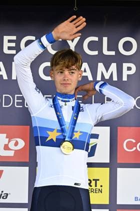 Italian Filippo Grigolini celebrates on the podium after winning the junior men race at the UEC Cyclocross European Championships, Sunday 09 November 2025, in Middelkerke. JASPERxJACOBS  x140392281x