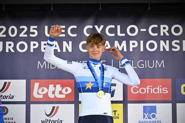 Italian Filippo Grigolini celebrates on the podium after winning the junior men race at the UEC Cyclocross European Championships, Sunday 09 November 2025, in Middelkerke. JASPERxJACOBS  x140392446x