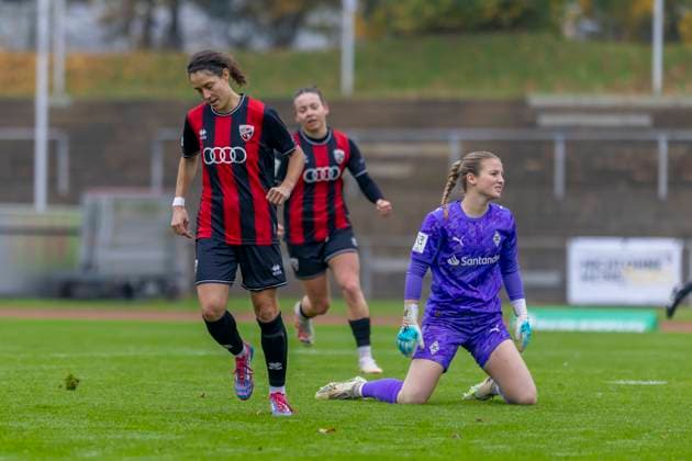 Mönchengladbach, Germany 09 November 2025 2 BL Women 2025 2026 Borussia Mönchengladbach vs FC Ingolstadt 04 In the picture from left goal scorer Annika Kömm Koemm FCI cheers with her teammates after her goal to 0 1 Grenzland Stadion Nordrhein Westfalen Copyright: xFotostandx xSchäferx
