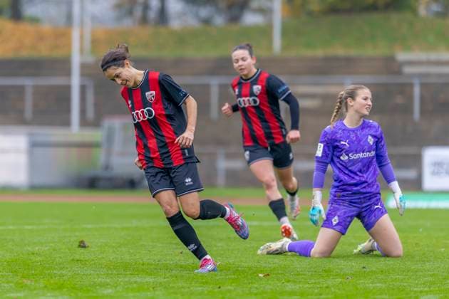 Mönchengladbach, Germany 09 November 2025 2 BL Women 2025 2026 Borussia Mönchengladbach vs FC Ingolstadt 04 In the picture from left goal scorer Annika Kömm Koemm FCI cheers with her teammates after her goal to 0 1 Grenzland Stadion Nordrhein Westfalen Copyright: xFotostandx xSchäferx