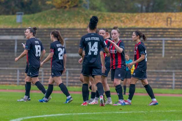 Mönchengladbach, Germany 09 November 2025 2 BL Women 2025 2026 Borussia Mönchengladbach vs FC Ingolstadt 04 In the picture in the grape scorer Emma Kusch FCI cheers after her goal to 0 2 with her teammates Grenzland Stadion Nordrhein Westfalen Copyright: xFotostandx xSchäferx