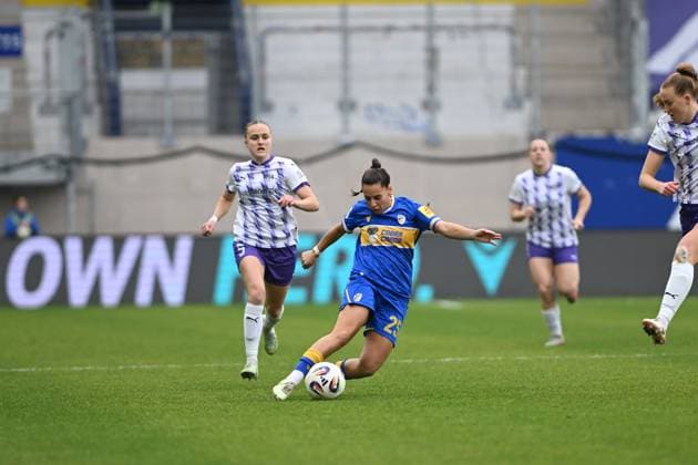 Noemi Gentile 25 FC Carl Zeiss Jena with the ball, while Paula Flach 5 SGS Essen and Laura Pucks 15 SGS Essen defend possession and defense Copyright: xSpeedshotx
