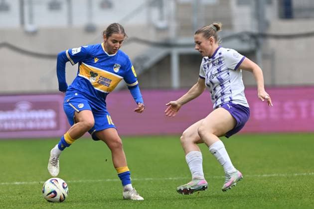 Lisa Gora 16 FC Carl Zeiss Jena in a duel with Ramona Maier 9 SGS Essen for the ball Duel for the ball Copyright: xSpeedshotx