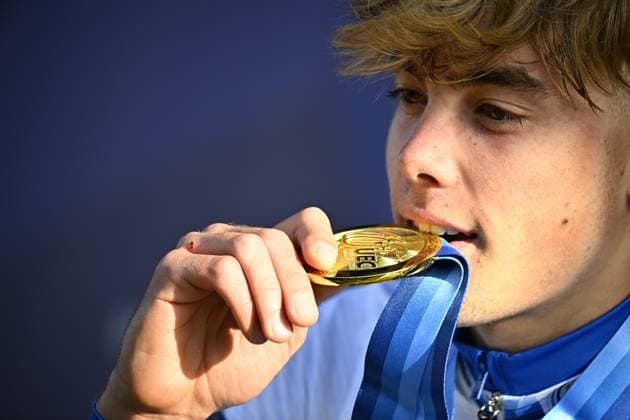Italian Filippo Grigolini celebrates his golden medal on the podium after winning the junior men race at the UEC Cyclocross European Championships, Sunday 09 November 2025, in Middelkerke. JASPERxJACOBS  x140392988x