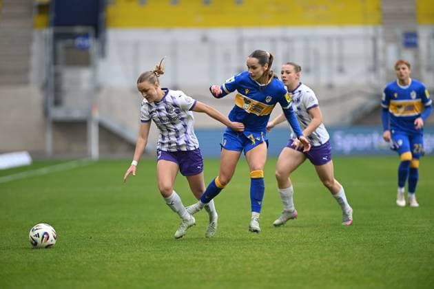 Rieke Tietz 17 FC Carl Zeiss Jena in a duel with Ramona Maier 9 SGS Essen and Paula Flach 5 SGS Essen fighting for the ball duel for the ball Copyright: xSpeedshotx