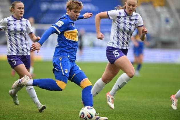 Gwen Mummert 27 FC Carl Zeiss Jena defends energetically against Laura Pucks 15 SGS Essen and Paula Flach 5 SGS Essen with the ball in action Possession and defense Copyright: xSpeedshotx