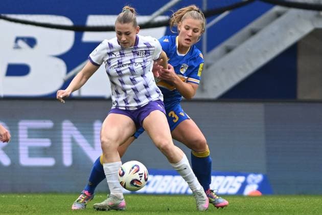 Toma Ihlenburg 3 FC Carl Zeiss Jena in a duel with Ramona Maier 9 SGS Essen for the ball Duel for the ball Copyright: xSpeedshotx