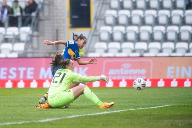Google Pixel Womens Bundesliga 2025 26, 10 Matchday on 09 11 2025 FC Carl Zeiss Jena vs SGS Essen Noemi Gentile Jena fails with a great chance against goalkeeper Luisa Palmen Essen ad hoc Arena at Ernst Abbe Sport