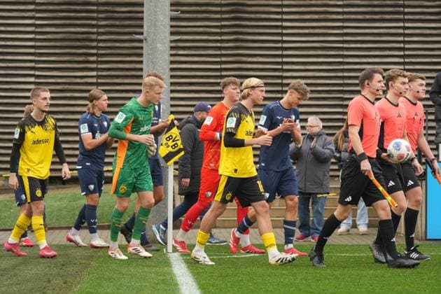 Sunday, 09 11 2025 Season 2025 2026 Round of 16 DFB Cup for Juniors at BVB Fußballpark Hohenbuschei, Dortmund, Germany BV Borussia Dortmund U19 VfL Bochum U19 Run-in of the teams