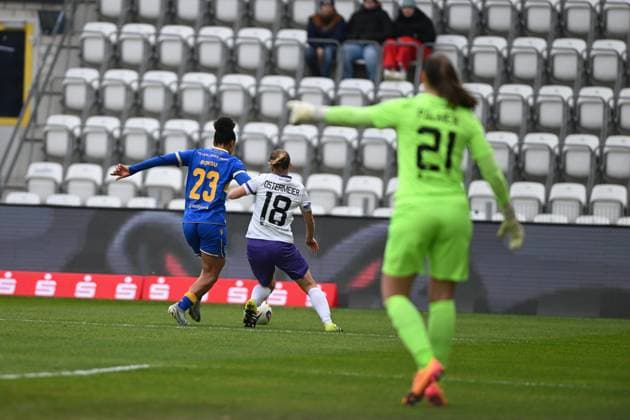 Josephine Bonsu 23 FC Carl Zeiss Jena in a duel with Lena Ostermeier 18 SGS Essen , while Luisa Palmen 21 SGS Essen reacts attentively in goal in a duel for the ball Copyright: xSpeedshotx