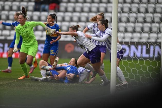 Luisa Palmen 21 SGS Essen and Jana Feldkamp 31 SGS Essen defend in the penalty area against Noemi Gentile 25 FC Carl Zeiss Jena and Paulina Platner 25 SGS Essen in an intense duel Intense duel in the penalty area Copyright: xSpeedshotx