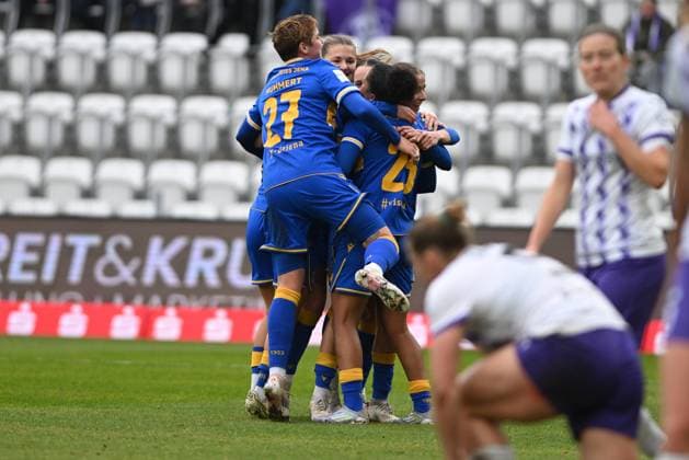 Ramona Maier 9 SGS Essen and Natasha Kowalski 10 SGS Essen celebrate the goal with Bente Fischer 2 FC Carl Zeiss Jena and other team-mates Players celebrate goal Copyright: xSpeedshotx