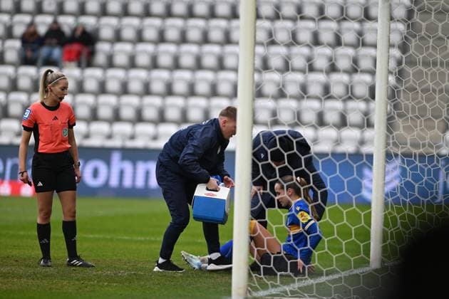 Emily Reske 28 FC Carl Zeiss Jena is injured in the penalty area, medical staff and referee are on site Injury treatment in the penalty area Copyright: xSpeedshotx