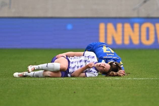Shari Van Belle 14 SGS Essen lies on the ground in pain, while Rieke Tietz 17 FC Carl Zeiss Jena also lies injured on the ground Injury on the ground Copyright: xSpeedshotx
