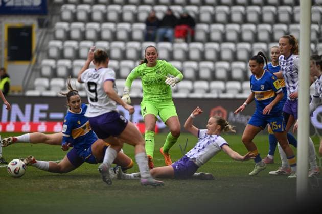 Laura Pucks 15 SGS Essen and Isabella Jaron 24 FC Carl Zeiss Jena defend in the penalty area against Noemi Gentile 25 FC Carl Zeiss Jena , while Luisa Palmen 21 SGS Essen stands ready as goalkeeper and Rieke Tietz 17 FC Carl Zeiss Jena gets involved Intensive defensive action in the penalty area Copyright: xSpeedshotx