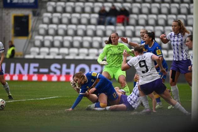 Laura Pucks 15 SGS Essen , Isabella Jaron 24 FC Carl Zeiss Jena and Luisa Palmen 21 SGS Essen defend energetically against Noemi Gentile 25 FC Carl Zeiss Jena and Jana Feldkamp 31 SGS Essen in the penalty area Intense duel scene in the penalty area Copyright: xSpeedshotx