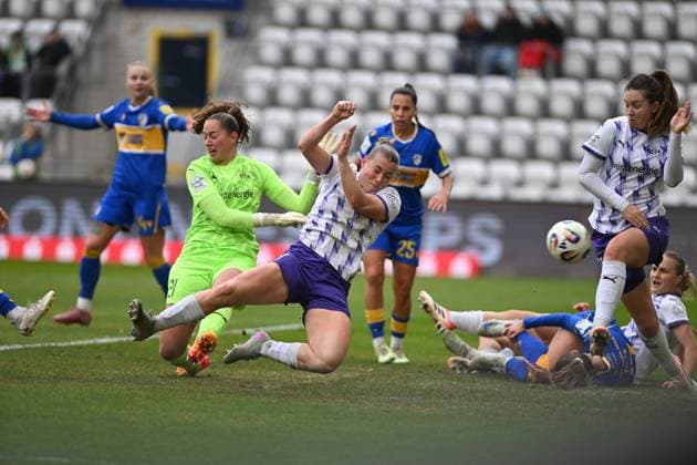 Jana Feldkamp 31 SGS Essen with the ball in the penalty area, while Ramona Maier 9 SGS Essen , Paula Flach 5 SGS Essen , Luisa Palmen 21 SGS Essen and Paulina Platner 25 SGS Essen defend ball action in the penalty area Copyright: xSpeedshotx