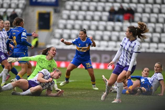 Lany Mia Bäcker 26 SGS Essen and Paula Flach 5 SGS Essen in a duel, while Lena Ostermeier 18 SGS Essen , Luisa Palmen 21 SGS Essen and Noemi Gentile 25 FC Carl Zeiss Jena watch the scene Intense duel in the penalty area Copyright: xSpeedshotx