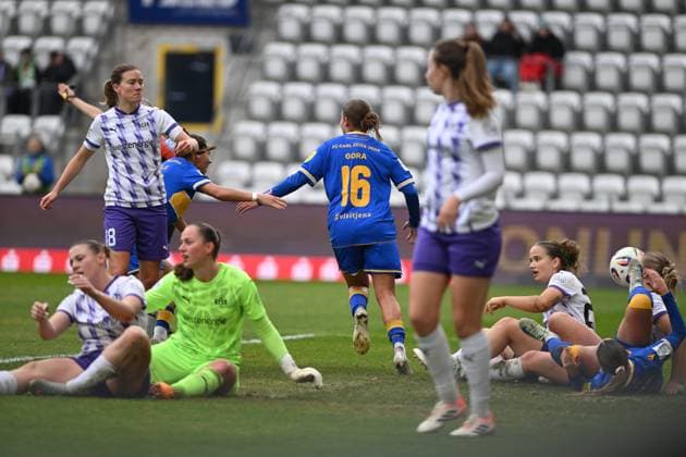 Lena Ostermeier 18 SGS Essen and Luisa Palmen 21 SGS Essen watch the action, while Paulina Platner 25 SGS Essen and Ramona Maier 9 SGS Essen fight for the ball on the ground Intense ball fight in the penalty area Copyright: xSpeedshotx