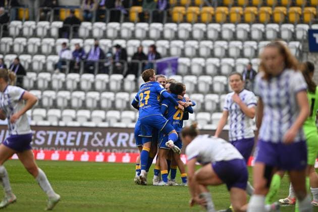 Gwen Mummert 27 FC Carl Zeiss Jena celebrates with teammates while SGS Essen players look disappointed Goal celebration by Gwen Mummert 27 FC Carl Zeiss Jena Copyright: xSpeedshotx