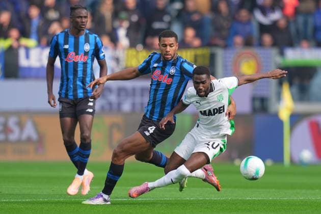 Atalanta s Isak Hien.fights for the ball with Sassuolo Fadera during the Serie A soccer match between Atalanta and Sassuolo at the New Balance Stadium in Bergamo , north Italy - Sunday , November 09 , 2025. - Soccer .  Copyright: xSpada LaPressex