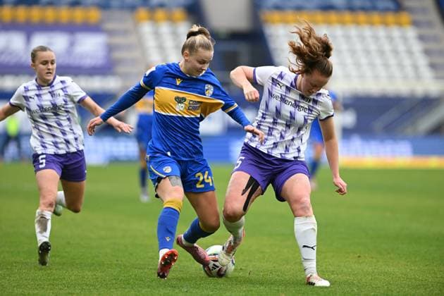 Isabella Jaron 24 FC Carl Zeiss Jena fights for the ball against Paula Flach 5 SGS Essen and Laura Pucks 15 SGS Essen fight for possession Copyright: xSpeedshotx