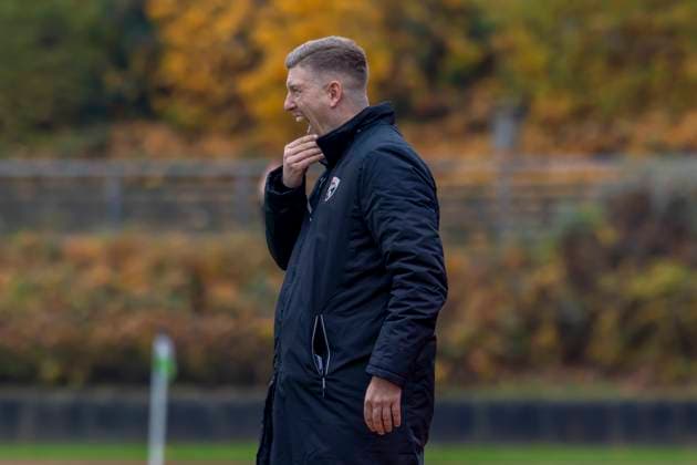 Mönchengladbach, Germany 09 November 2025 2 BL Women 2025 2026 Borussia Mönchengladbach vs FC Ingolstadt 04 In the picture coach Benjamin Stolte FCI pensive on the pitch Grenzland Stadion Nordrhein Westfalen Copyright: xFotostandx xSchäferx