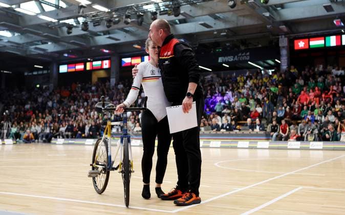 BAU 09 11 2025 Göppingen Artistic Cycling UCI Indoor Cycling World Championships 2025, Single Woman Qualification, national coach Dieter Maute GER comforts Veronika Koch GER after her free skate