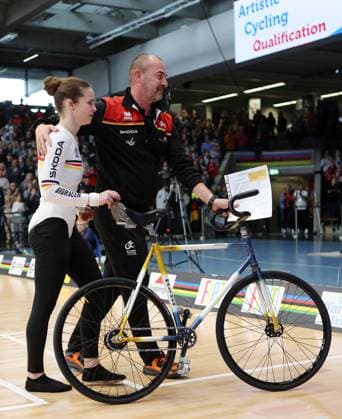 BAU 09 11 2025 Göppingen Artistic Cycling UCI Indoor Cycling World Championships 2025, Single Woman Qualification, f l Veronika Koch GER , national coach Dieter Maute GER