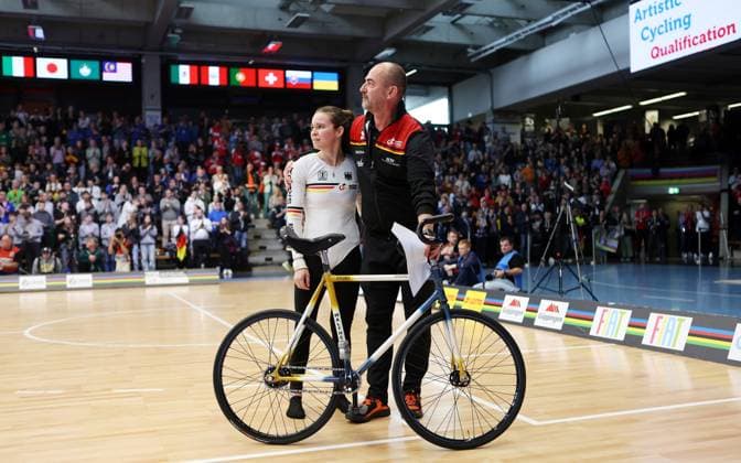 BAU 09 11 2025 Göppingen Artistic Cycling UCI Indoor Cycling World Championships 2025, Single Woman Qualification, national coach Dieter Maute GER comforts Veronika Koch GER after her free skate