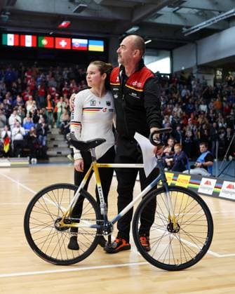 BAU 09 11 2025 Göppingen Artistic Cycling UCI Indoor Cycling World Championships 2025, Single Woman Qualification, national coach Dieter Maute GER comforts Veronika Koch GER after her free skate