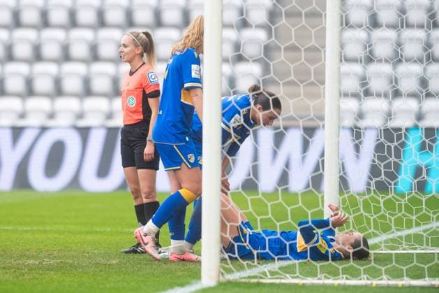 Google Pixel Womens Bundesliga 2025 26, 10 Matchday on 09 11 2025 FC Carl Zeiss Jena vs SGS Essen Rieke Tietz Jena is injured in goal and needs treatment ad hoc Arena im Ernst Abbe Sport