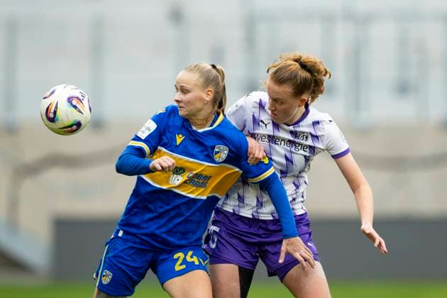 Google Pixel Womens Bundesliga FC Carl Zeiss Jena vs SGS Essen Jena 09 11 2025 Isabella Jaron 24 FC Carl Zeiss Jena vs Laura Pucks 15 SGS Essen Google Pixel Womens Bundesliga FC Carl Zeiss Jena vs SGS Essen ad hoc arena at Ernst Abbe Sportfeld 09 11 2025 Copyright: xBEAUTIFULxSPORTS Duehringx
