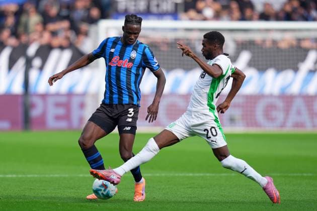 Atalanta s Odilon Kossounou fights for the ball with Sassuolo s Alieu Fadera during the Serie A soccer match between Atalanta and Sassuolo at the New Balance Stadium in Bergamo , north Italy - Sunday , November 09 , 2025. - Soccer .  Copyright: xSpada LaPressex