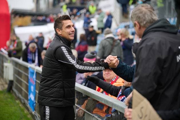 09 11 2025, Football, Men, 2 BL Bundesliga , Season 2025 2026, Holstein Kiel Fortuna Düsseldorf, 12 Matchday Coach Marcel Rapp Kiel welcomes the spectators Kiel Holstein Stadium Schleswig Holstein Germany