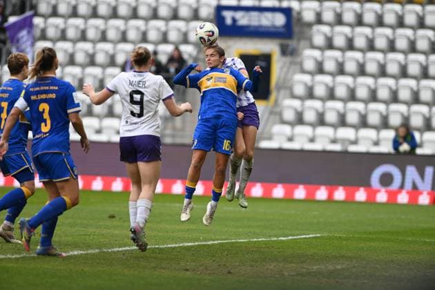 Lisa Gora 16 FC Carl Zeiss Jena in a header duel against a player from SGS Essen in the penalty area Header duel in the penalty area Copyright: xSpeedshotx