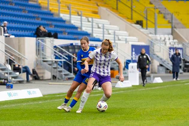 Google Pixel Womens Bundesliga FC Carl Zeiss Jena vs SGS Essen Jena 09 11 2025 Lisa Gora 16 FC Carl Zeiss Jena vs Laura Pucks 15 SGS Essen Google Pixel Womens Bundesliga FC Carl Zeiss Jena vs SGS Essen ad hoc arena at Ernst Abbe Sportfeld 09 11 2025 Copyright: xBEAUTIFULxSPORTS Duehringx