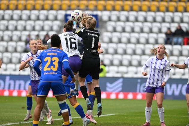 Kim Sindermann 1 SGS Essen catches the ball in the penalty area while Jacqueline Meißner 16 SGS Essen and Josephine Bonsu 23 FC Carl Zeiss Jena are in a duel with Jette ter Horst 6 SGS Essen Goalkeeper catches the ball Copyright: xSpeedshotx